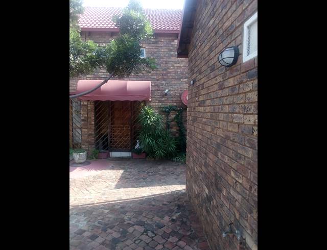 3 BEDROOM TOWNHOUSE RENTED IN GARSFONTEIN